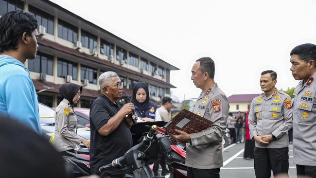 Polda Sumsel mengembalikan 497 kendaraan bermotor hasil kejahatan kepada pemiliknya, Kapolda menegaskan komitmen penegakan hukum dan keadilan bagi masyarakat.