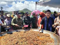Bobon Santoso Masak 1.500 Porsi Daging Sapi Teriyaki di Bima