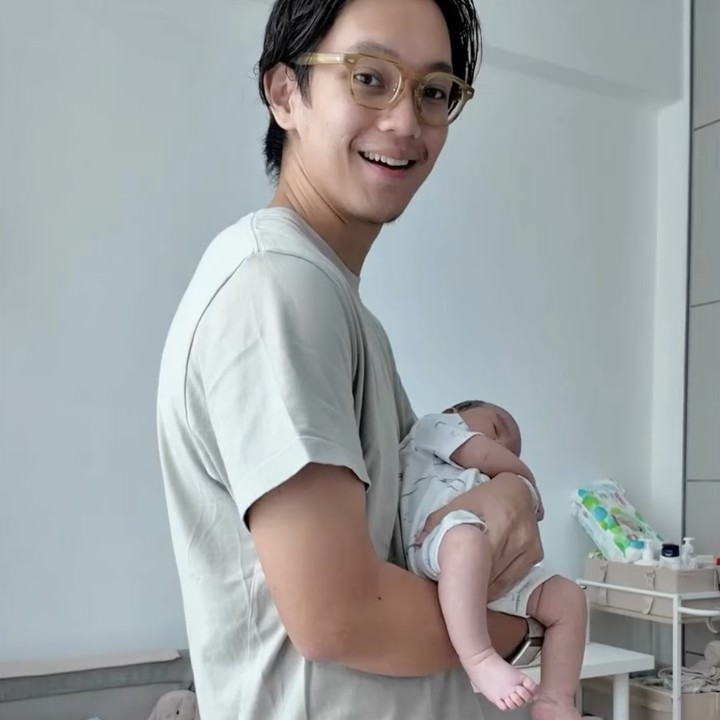 <p>Brandon Salim tengah menikmati peran barunya sebagai seorang Ayah dari Si Kecil yang namanya belum diumumkan ke publik. Suami Dhika Himawan ini tak segan membagikan momen-momen saat ia mengasuh anak pertamanya di Instagram. Dalam salah satu unggahan, Brandon membagikan rutinitasnya mengasuh anak. Foto: Instagram @brandonsalim</p>