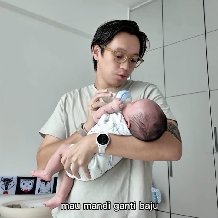<p>Terlihat, Brandon memberikan beberapa tips atau hacks memberi ASI untuk Si Kecil. "Hello, ini Brandon dan ini beberapa caraku mengasuh anak pertamaku.<br />Mau mandi, ganti baju, atau ganti diaper, wajib feeding dulu. Karena kalau perut kenyang, bayi akan kooperatif," tulisnya. Foto: Instagram @brandonsalim</p>