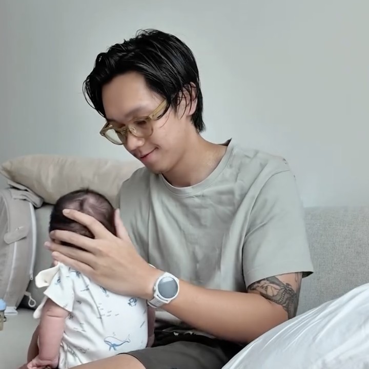 <p>Setelah itu, putra musikus Addie MS ini pun menyendawakan Si Kecil. Ia terlihat lihat memangku sang baby hingga berhasil sendawa. Setelah itu, Brandon pun dengan lancar mengganti popok bayi.Foto: Instagram @brandonsalim</p>
