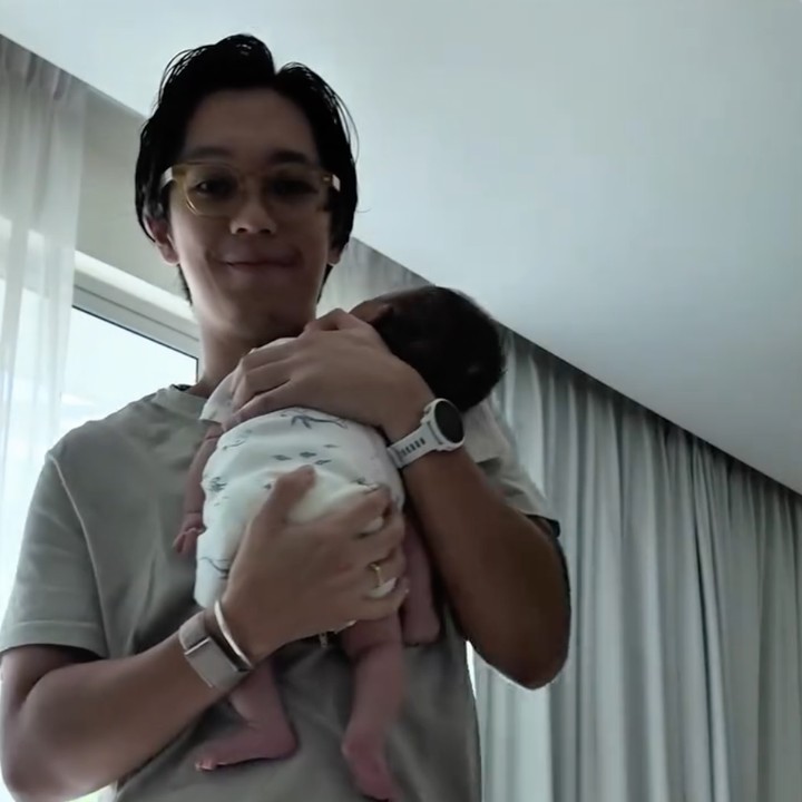 <p>Agar bayi tertidur, Brandon berjalan-jalan santai sambil menggendong Si Kecil. Triknya berhasil Bunda! Tak lama kemudian, bayi pun tertidur lelap di pelukan sang Ayah. Foto: Instagram @brandonsalim</p>