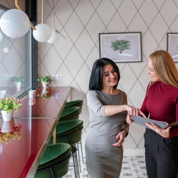 Cara orang percaya diri memengaruhi orang lain dapat dimulai dari tindakan sederhana seperti meminta bantuan. Meminta bantuan kecil dapat menghasilkan dampak psikologis yang signifikan melalui Benjamin Franklin Effect. Orang lain cenderung merasa lebih terhubung setelah membantu.