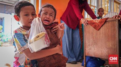 Petugas posyandu memeriksa balita di Posyandu Melati, Tebet, Jakarta Selatan, Rabu (8/4/2026). (CNN Indonesia/Febria Adha Larasa)
