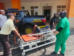 Adu Mulut dengan OTK di Jalan, Pria Gresik Ini Dibacok hingga Terkapar