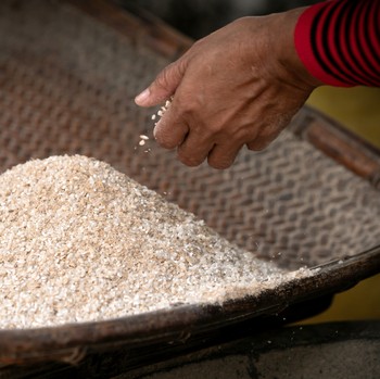 10 Makanan yang Nyaris Tidak Pernah Kedaluwarsa, Bisa Awet dan Hemat!