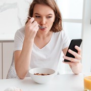 Kebiasaan Makan Sambil Scroll HP, Ternyata Ini 6 Dampaknya