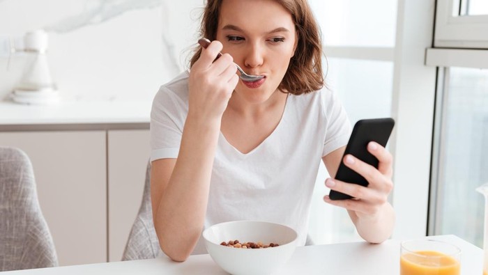 Kebiasaan Makan Sambil Scroll HP, Ternyata Ini 6 Dampaknya