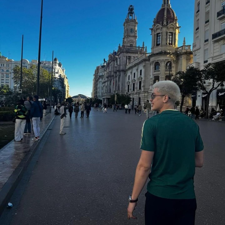 <p>Eddy yang tengah menempuh pendidikan di University of Groningen (UG), Belanda, itu terlihat berbeda. Kini, ia tampil dengan gaya rambut terbarunya yang berwarna pirang, Bunda.&nbsp;(Foto: Instagram @maudykoesnaedi)</p>