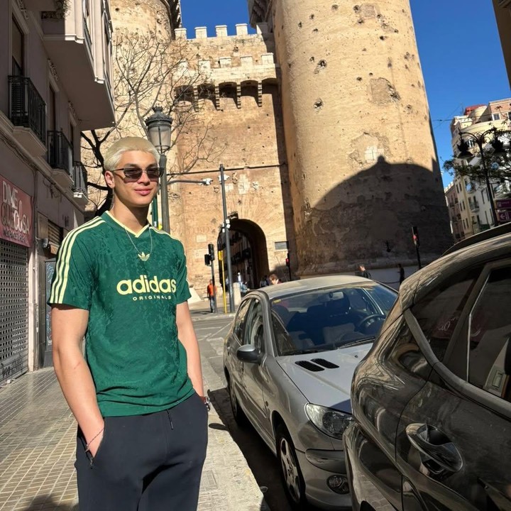 <p>Tentu saja penampilan tersebut langsung mencuri perhatian publik. Tak sedikit warganet yang memuji wajah tampannya. &ldquo;Gantengnyaaa adek,&rdquo; tulis akun <em>@wenndapa****.</em> &ldquo;Happy Bday Eddy&hellip;.semakiiin ganteng poll ya,&rdquo; tulis akun <em>@vianawicak****.&nbsp;</em>(Foto: Instagram @maudykoesnaedi)</p>