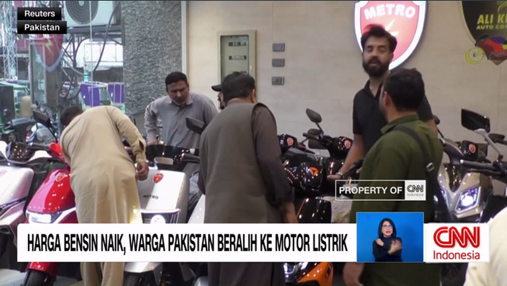 VIDEO: Harga Bensin Naik, Warga Beralih ke Motor Listrik