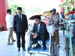 Hari Pertama Hemat BBM, ASN Sumenep Gowes-Naik Becak ke Kantor