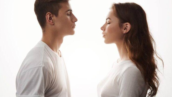 Ini Perbedaan 'Hair Theory' Perempuan dan Laki-laki Saat Sedang Jatuh Cinta