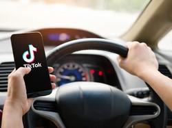 Kebiasaan Baru Anak Muda di Mobil: Nyetir Sambil TikTok-an