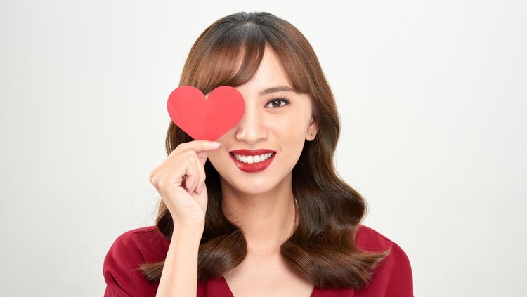 Ilustrasi Perempuan Jatuh Cinta