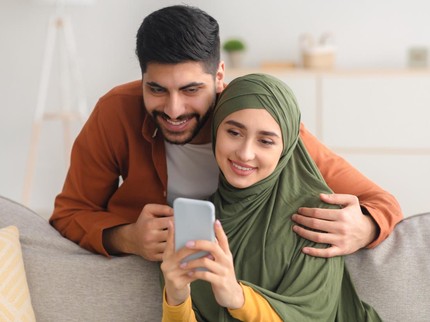 Apabila Gaji Istri Lebih Besar, Apakah Suami Tetap Wajib Menafkahi?