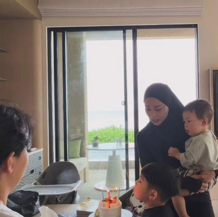 <p>Di hari spesialnya, Nikita dan suami terlihat menyiapkan kue ulang tahun untuk Issa. "Sekadar perayaan kecil untuk anak kesayangan kami yang berusia 4 tahun!" tulis Nikita melalui Instagram Stories-nya. (Foto: Instagram @nikitawillyofficial94)</p>