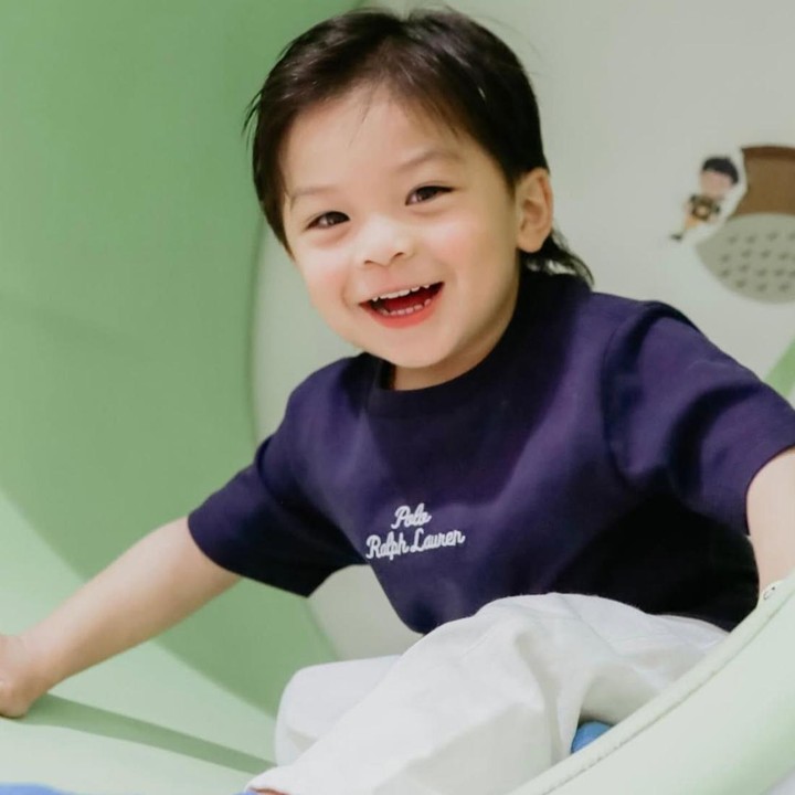 <p>Selain itu, ibunda Nikita Willy, Yora Febrina, juga membagikan beberapa foto Issa lewat Instagram-nya. Ia pun menuliskan ucapan sekaligus doa untuk sang cucu. "Selamat Ulang Tahun abang Issa sayang. Semoga di hari istimewa ini kamu tumbuh menjadi anak yang soleh, sehat, cerdas dan masa depanmu cerah penuh harapan. Kamu adalah kebanggaan dan kebahagiaan keluarga. Teruslah tersenyum, belajar, dan menjadi anak hebat yang membawa kebahagiaan bagi semua orang di sekitarmu," ujarnya. (Foto: Instagram @yorafebrina)</p>