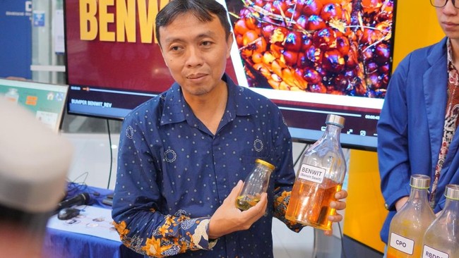 Peneliti ITS Surabaya kembangkan 'Benwit', bensin sawit rendah emisi. Inovasi ini kurangi ketergantungan BBM fosil di tengah krisis energi global.