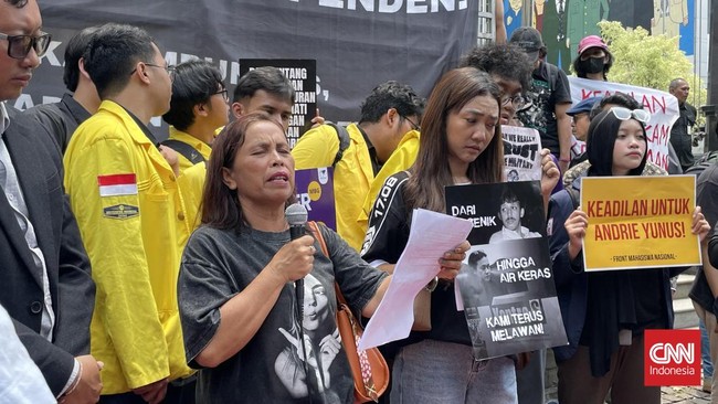 Keluarga korban kekerasan TNI menuntut pelaku penyiraman aktivis Andrie Yunus diadili di peradilan umum.
