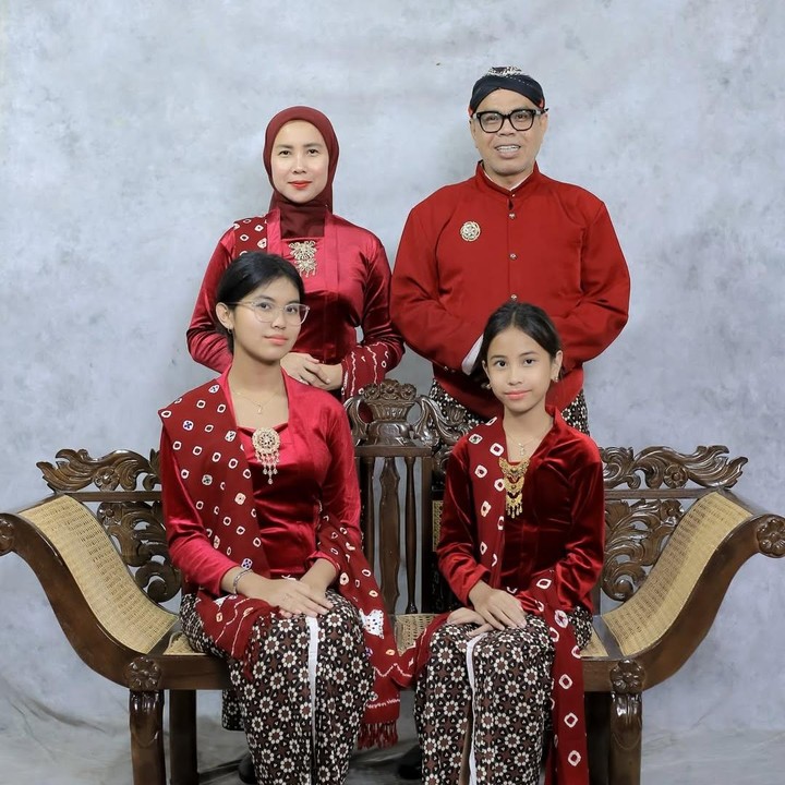 <p>Komedian Abdel Achrian tengah berbahagia, Bunda. Sang putri Latisha Amira Gumala Achrian baru saja diterima kuliah di Institut Teknologi Bandung (ITB) Kelas Internasional. Latisha adalah anak Abdel dari pernikahan dengan Riani Wahyuningsih. (Foto: Instagram @abdelachrian)</p>