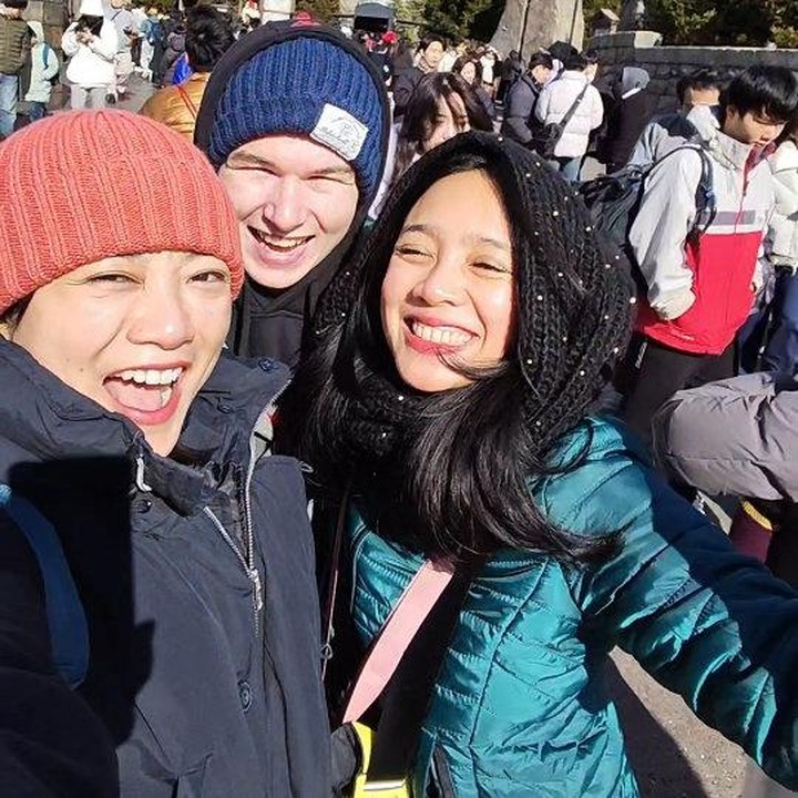 <p>Tak cuma di atas panggung, Leony dan Dhea menjalin hubungan dekat sebagai sahabat dalam kehidupan sehari-hari. Beberapa waktu lalu, keduanya bahkan menghabiskan momen libur bersama ke Jepang. Di liburan kali ini, Dhea juga menunjukkan kedekatannya dengan kekasih Leony yang bernama Charles. (Foto: Instagram @leonyvh/ @dea_ananda)</p>