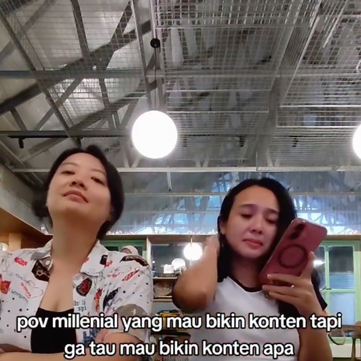 <p>Baru-baru ini, Leony dan Dhea mem-<em>posting</em> konten di media sosial yang bikin netizen terhibur. Keduanya menunjukkan kekompakan ala anak millenial yang kerap kali bingung saat harus membuat konten. "Ya gtu deh namanya juga temenan dr kecil," tulis Leony dalam <em>caption</em> unggahan ini. (Foto: Instagram @leonyvh/ @dea_ananda)</p>