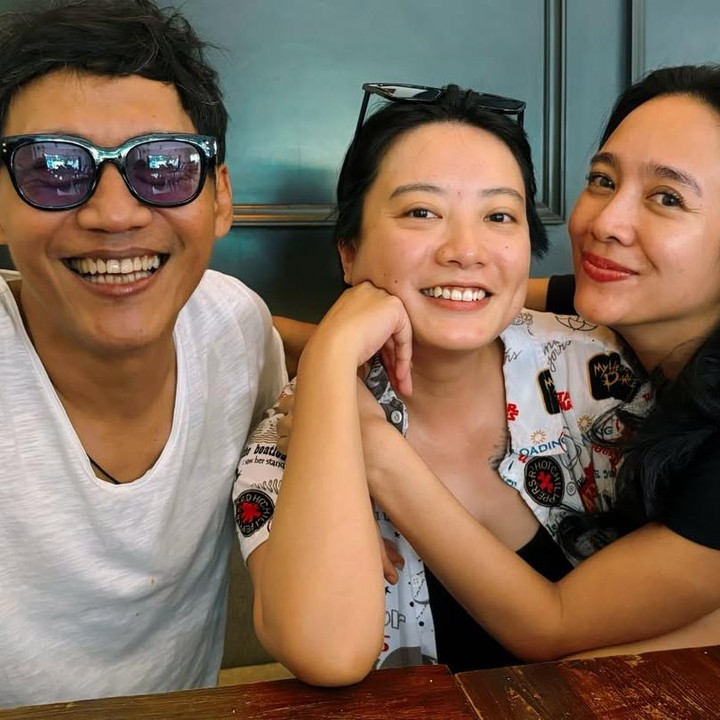 <p>Leony dan Dhea sebelumnya juga mengunggah potret kebersamaan mereka. Kali ini, keduanya berpose bareng dengan penyanyi dan aktor Nugie. Dhea menuliskan <em>caption</em> jenaka di mana ia memperkenalkan Nugie sebagai anggota Trio Kwek Kwek. "Kenalin gaes..personel Trio Kwek-Kwek terbaru," tulis Bunda satu anak ini. (Foto: Instagram @leonyvh/ @dea_ananda)</p>