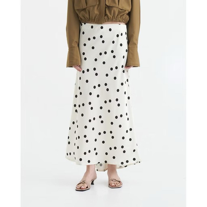 Potongan midi yang jatuh rapi, pinggang elastis yang nyaman, dan motif polkadot yang manis memberi sentuhan chic untuk aktivitas sehari-hari. Motif polkadot memberikan kesan playful tapi tetap elegan dan santai.