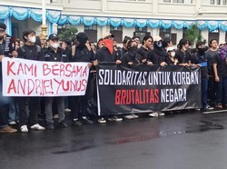 Pakai Pita Pink-Oranye, Massa GELAP di Malang Tuntut Keadilan Andrie Yunus