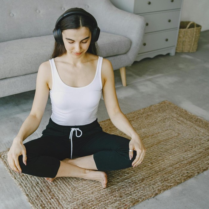 Sikap sabar akan membuat pikiranmu menjadi lebih tenang. Maka dari itu, untuk menenangkan pikiran, kamu perlu selalu bersikap sabar dengan berbagai hal yang terjadi dalam hidupmu.