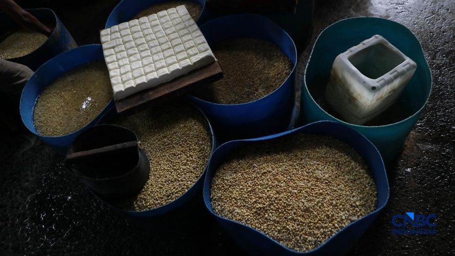Pekerja membikin tahu berbahan kedelai impor di Kawasan Duren Tiga, Jakarta, Rabu (8/4/2026). (CNBC Indonesia/Muhammad Sabki)