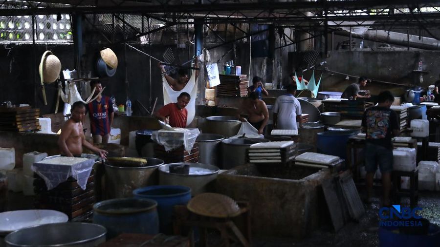 Pekerja membikin tahu berbahan kedelai impor di Kawasan Duren Tiga, Jakarta, Rabu (8/4/2026). (CNBC Indonesia/Muhammad Sabki)