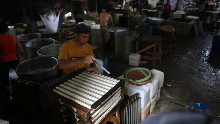 Pekerja membikin tahu berbahan kedelai impor di Kawasan Duren Tiga, Jakarta, Rabu (8/4/2026). (CNBC Indonesia/Muhammad Sabki)