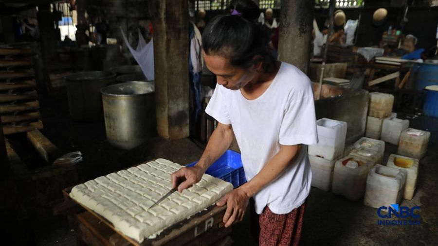 Pekerja membikin tahu berbahan kedelai impor di Kawasan Duren Tiga, Jakarta, Rabu (8/4/2026). (CNBC Indonesia/Muhammad Sabki)