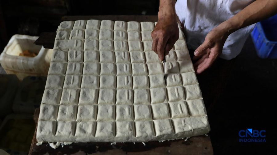Pekerja membikin tahu berbahan kedelai impor di Kawasan Duren Tiga, Jakarta, Rabu (8/4/2026). (CNBC Indonesia/Muhammad Sabki)