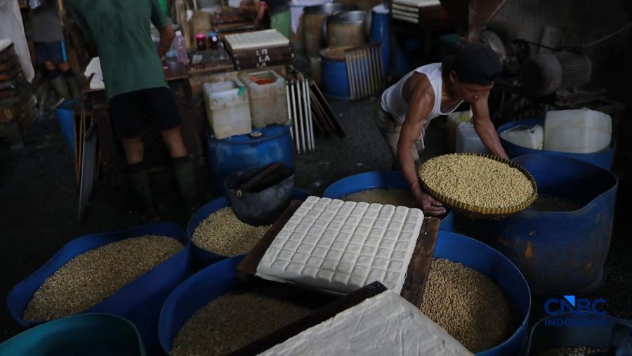 Pekerja membikin tahu berbahan kedelai impor di Kawasan Duren Tiga, Jakarta, Rabu (8/4/2026). (CNBC Indonesia/Muhammad Sabki)