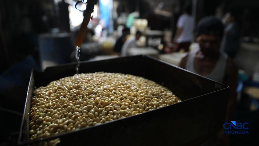 Pekerja membikin tahu berbahan kedelai impor di Kawasan Duren Tiga, Jakarta, Rabu (8/4/2026). (CNBC Indonesia/Muhammad Sabki)