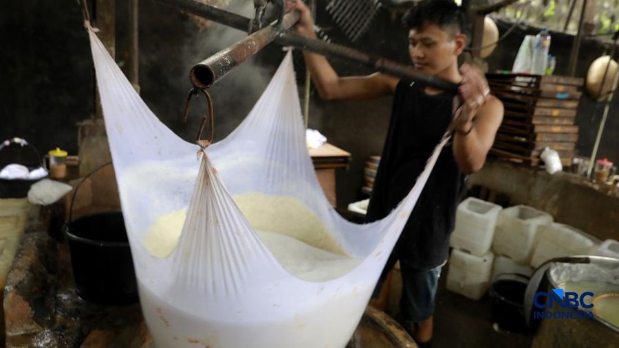 Pekerja membikin tahu berbahan kedelai impor di Kawasan Duren Tiga, Jakarta, Rabu (8/4/2026). (CNBC Indonesia/Muhammad Sabki)