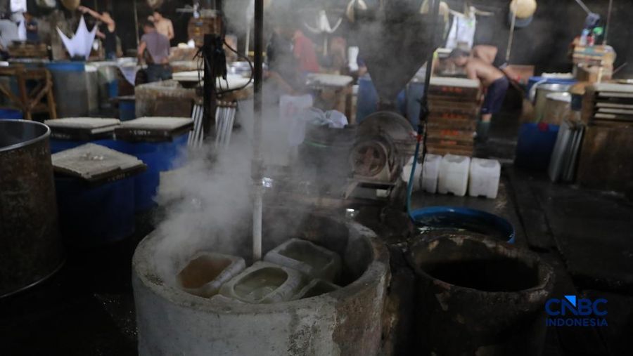 Pekerja membikin tahu berbahan kedelai impor di Kawasan Duren Tiga, Jakarta, Rabu (8/4/2026). (CNBC Indonesia/Muhammad Sabki)