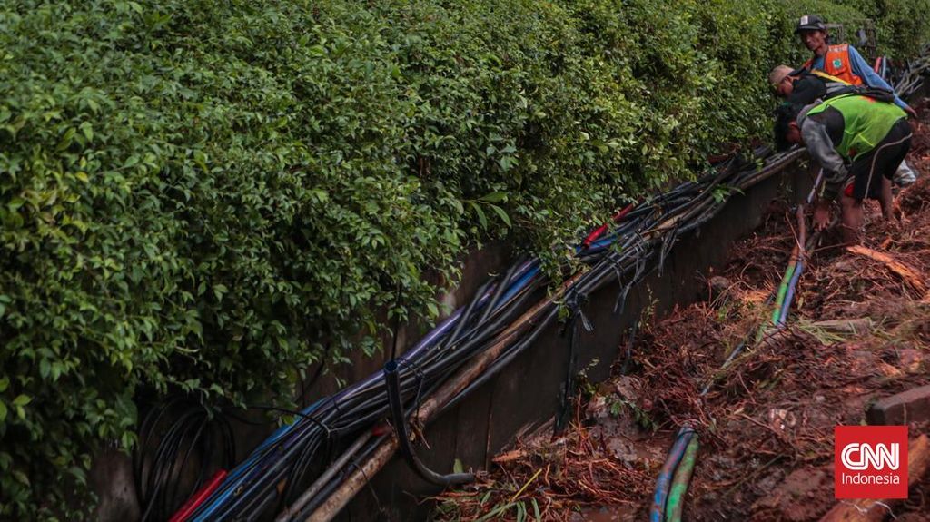 FOTO: Pelebaran Pedestrian Rasuna Said Usai Tiang Monorel Dibongkar