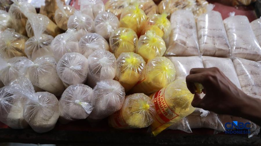 Penjualan tahu dan tempe di Pasar Minggu, Jakarta. (CNBC Indonesia/Muhammad Sabki)