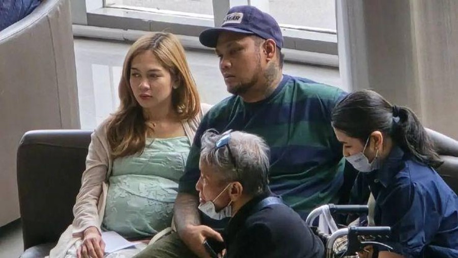 Perut Istri Virgoun Membuncit&comma; Isu Hamil Duluan Heboh Lagi