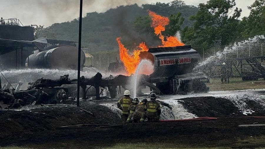Petugas pemadam kebakaran memadamkan api setelah ledakan tiga truk tangki bahan bakar saat operasi pemindahan bahan bakar di fasilitas penyimpanan di bawah Jembatan Amerika, pintu masuk Pasifik Terusan Panama, Panama, dalam siaran pers yang dirilis 7 Maret 2026. (Bomberos de Panama/Handout via REUTERS)
