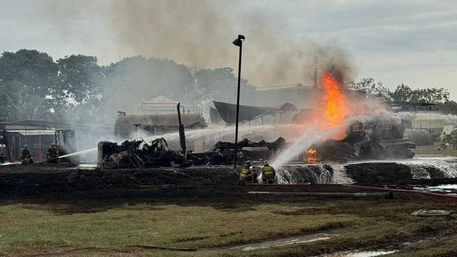 Petugas pemadam kebakaran memadamkan api setelah ledakan tiga truk tangki bahan bakar saat operasi pemindahan bahan bakar di fasilitas penyimpanan di bawah Jembatan Amerika, pintu masuk Pasifik Terusan Panama, Panama, dalam siaran pers yang dirilis 7 Maret 2026. (Bomberos de Panama/Handout via REUTERS)