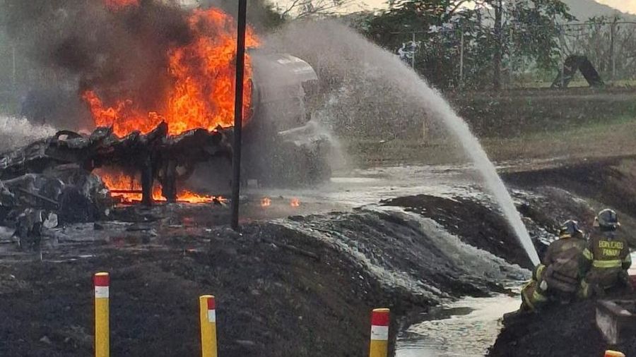 Petugas pemadam kebakaran memadamkan api setelah ledakan tiga truk tangki bahan bakar saat operasi pemindahan bahan bakar di fasilitas penyimpanan di bawah Jembatan Amerika, pintu masuk Pasifik Terusan Panama, Panama, dalam siaran pers yang dirilis 7 Maret 2026. (Bomberos de Panama/Handout via REUTERS)