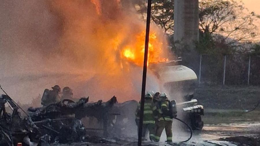 Petugas pemadam kebakaran memadamkan api setelah ledakan tiga truk tangki bahan bakar saat operasi pemindahan bahan bakar di fasilitas penyimpanan di bawah Jembatan Amerika, pintu masuk Pasifik Terusan Panama, Panama, dalam siaran pers yang dirilis 7 Maret 2026. (Bomberos de Panama/Handout via REUTERS)