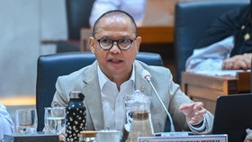 Menteri Pelindungan Pekerja Migran Indonesia (P2MI) Mukhtarudin menyampaikan paparan saat rapat kerja bersama Komisi IX DPR di Kompleks Parlemen, Senayan, Jakarta, Rabu (8/4/2026). Dalam rapat tersebut Menteri Pelindungan Pekerja Migran Indonesia (P2