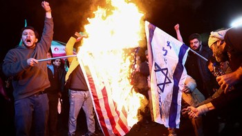 FOTO: Rayakan Kemenangan Gencatan, Warga Iran Bakar Bendera AS-Israel