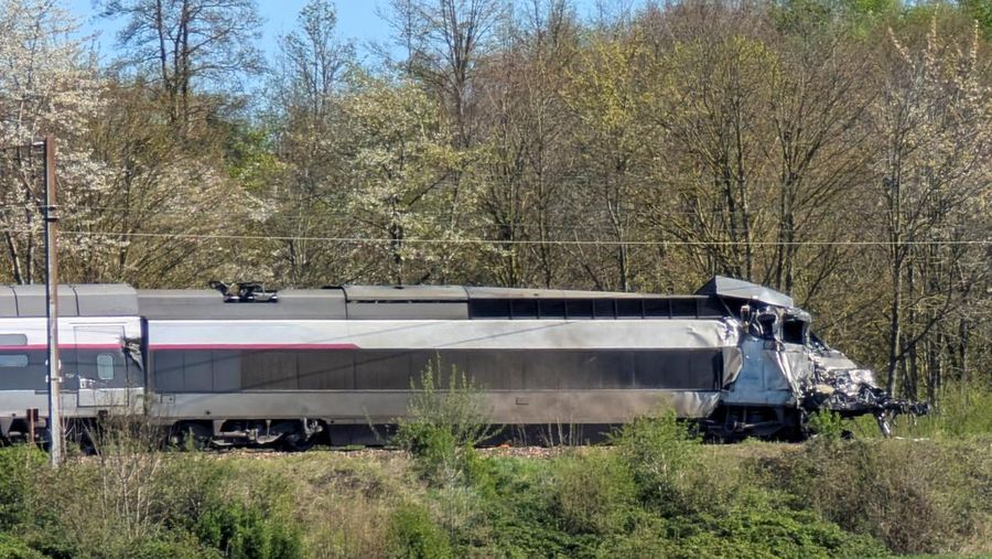 Sebuah kereta api berkecepatan tinggi nan rusak setelah berbenturan dengan truk nan membawa peralatan militer di perlintasan sebidang, di Bully-les-Mines, Prancis, 7 April 2026. (REUTERS/Ardee Napolitano)